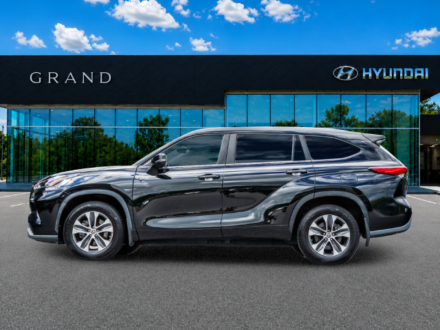 Used 2023 Toyota Highlander XLE FWD image 3