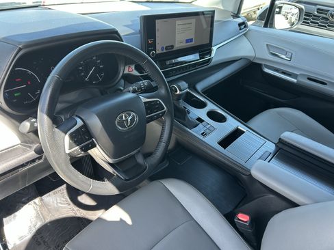 Certified 2025 Toyota Sienna XLE FWD image 19