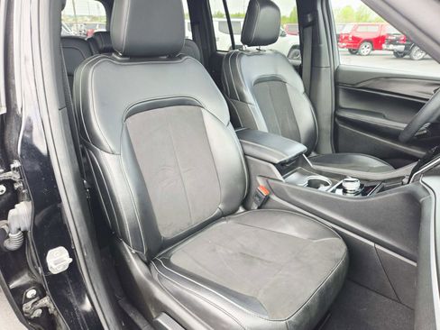 Used 2024 Jeep Grand Cherokee Altitude image 17