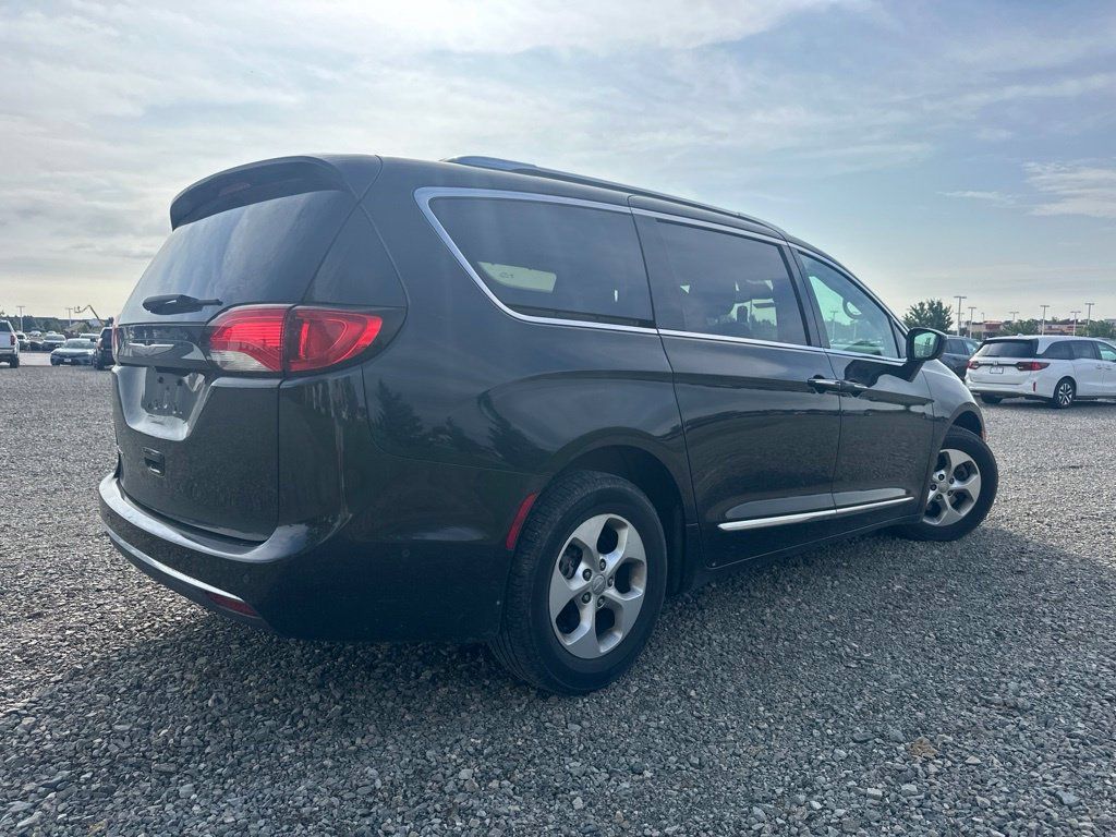 Used 2017 Chrysler Pacifica Touring-L Plus w/ Advanced Safetytec Group FWD image 10