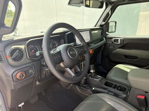 Used 2025 Jeep Gladiator Mojave AWD/4WD image 8