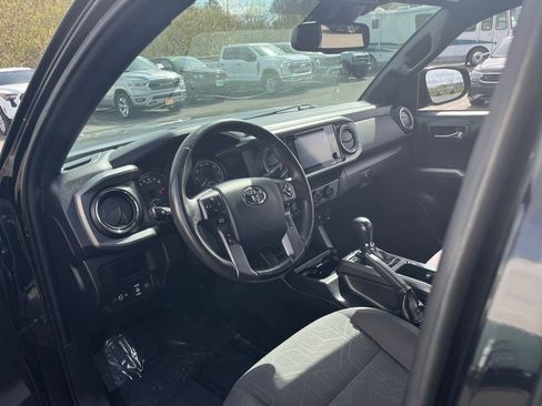 Used 2018 Toyota Tacoma TRD Off-Road AWD/4WD image 14