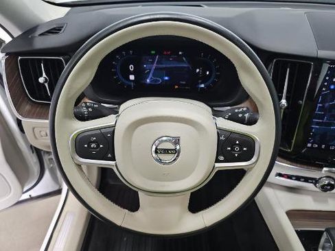 Used 2022 Volvo XC60 B5 Momentum AWD/4WD image 6
