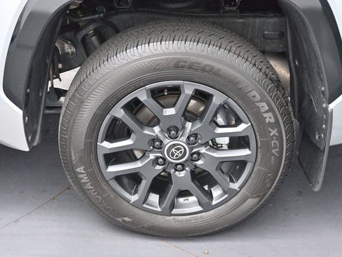 Used 2024 Toyota Tundra Platinum AWD/4WD image 33