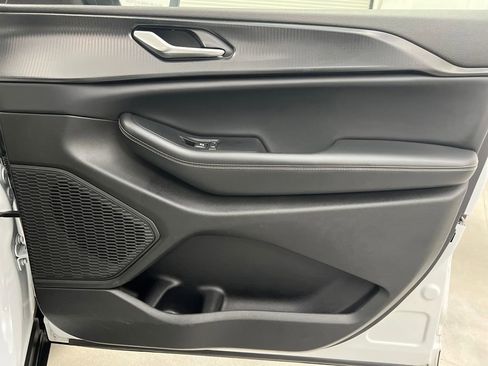 Used 2023 Jeep Grand Cherokee L Laredo image 27