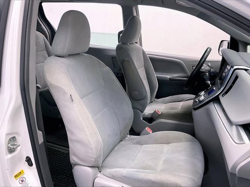 Used 2015 Toyota Sienna L image 5