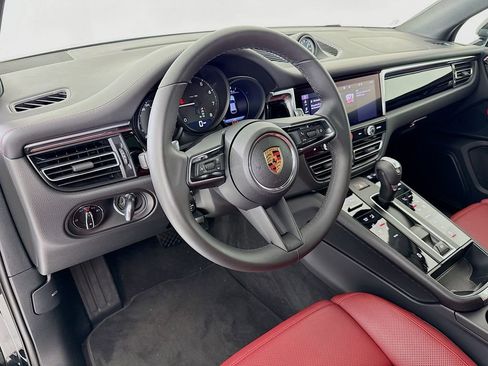 Certified 2025 Porsche Macan image 4