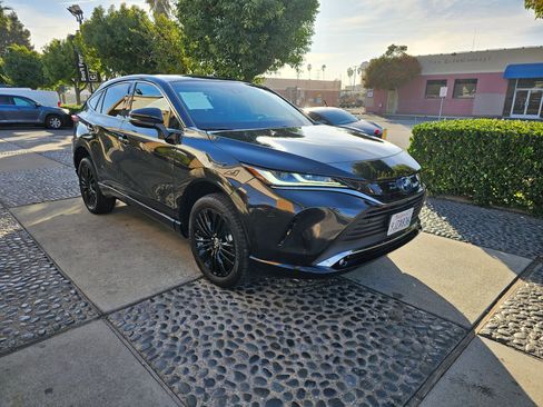 Used 2023 Toyota Venza Nightshade image 3