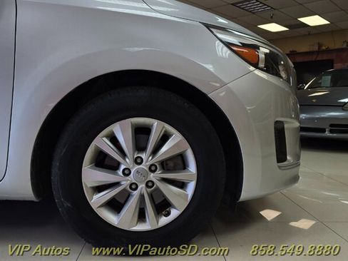 Used 2017 Kia Sedona LX w/ LX Essentials Premium Package FWD image 23