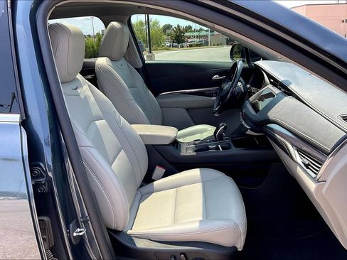 Used 2019 Cadillac XT4 Luxury w/ Cold Weather Package FWD image 15
