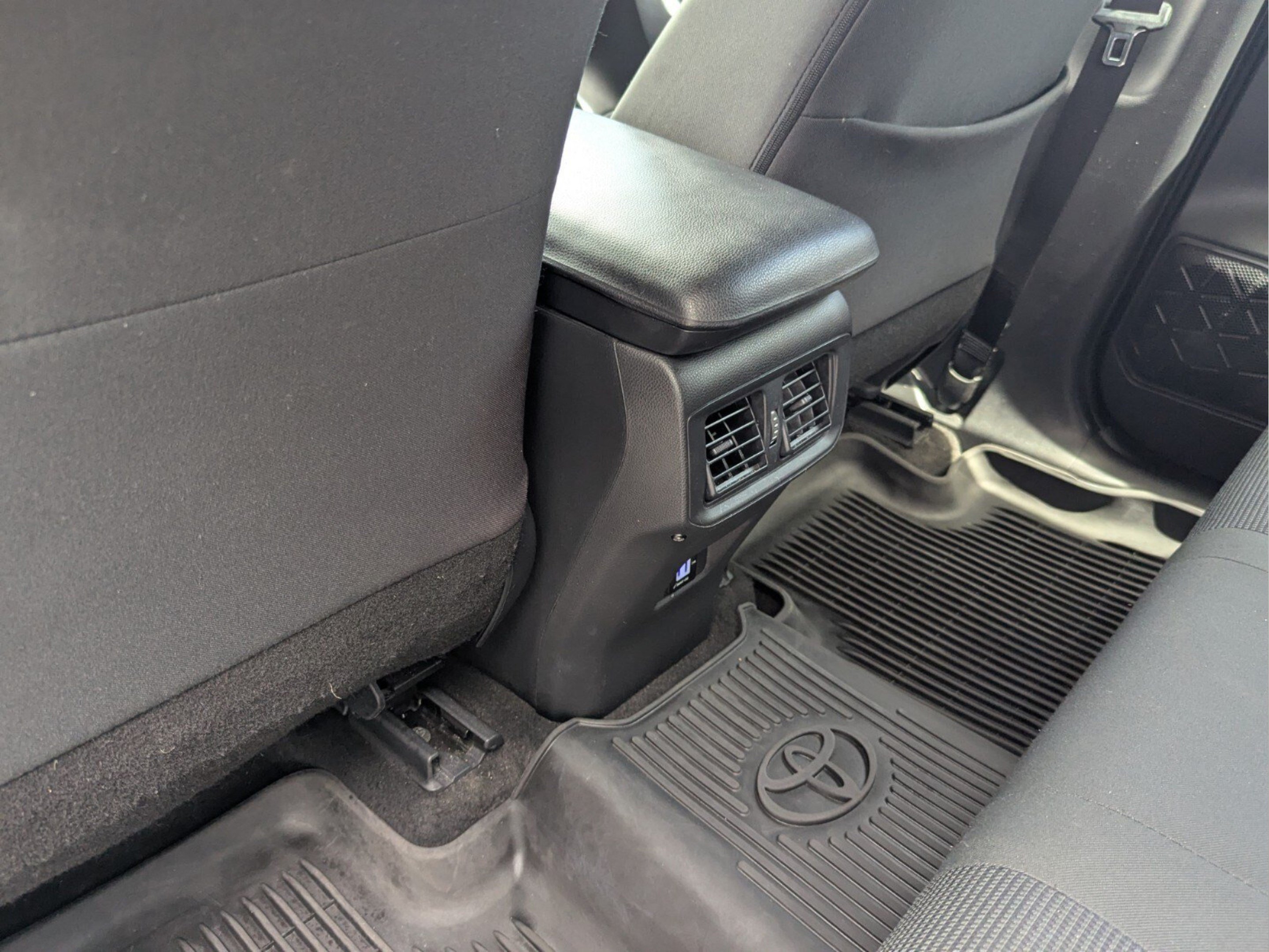 Used 2023 Toyota RAV4 LE FWD image 29