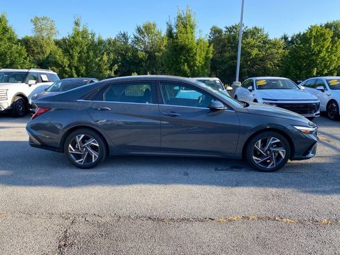 Used 2024 Hyundai Elantra SEL FWD image 8