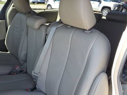 Used 2014 Toyota Sienna XLE FWD image 23