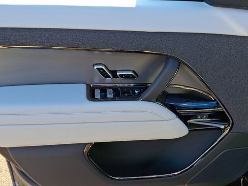 New 2026 Land Rover Range Rover Sport SE image 9