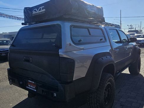 Used 2017 Toyota Tacoma TRD Off-Road image 5