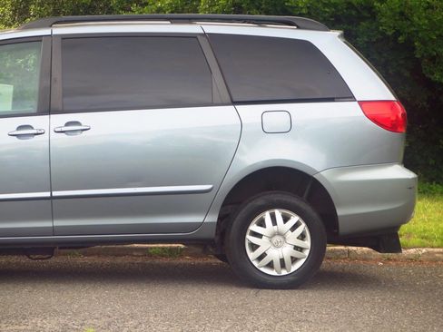 Used 2010 Toyota Sienna LE FWD image 21