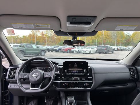 Certified 2025 Nissan Pathfinder SV image 28