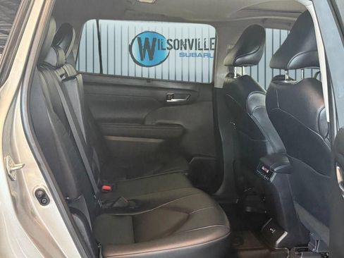 Used 2023 Toyota Highlander XLE AWD/4WD image 7
