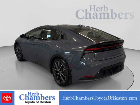 Used 2025 Toyota Prius XLE AWD/4WD image 3