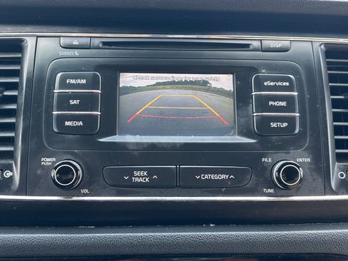 Used 2016 Kia Sedona LX w/ Option Group 020 FWD image 17