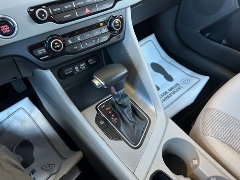 Used 2019 Kia Niro LX image 7