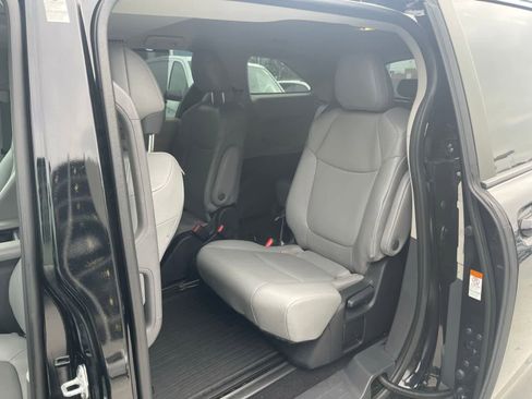 Used 2023 Toyota Sienna XLE FWD image 4