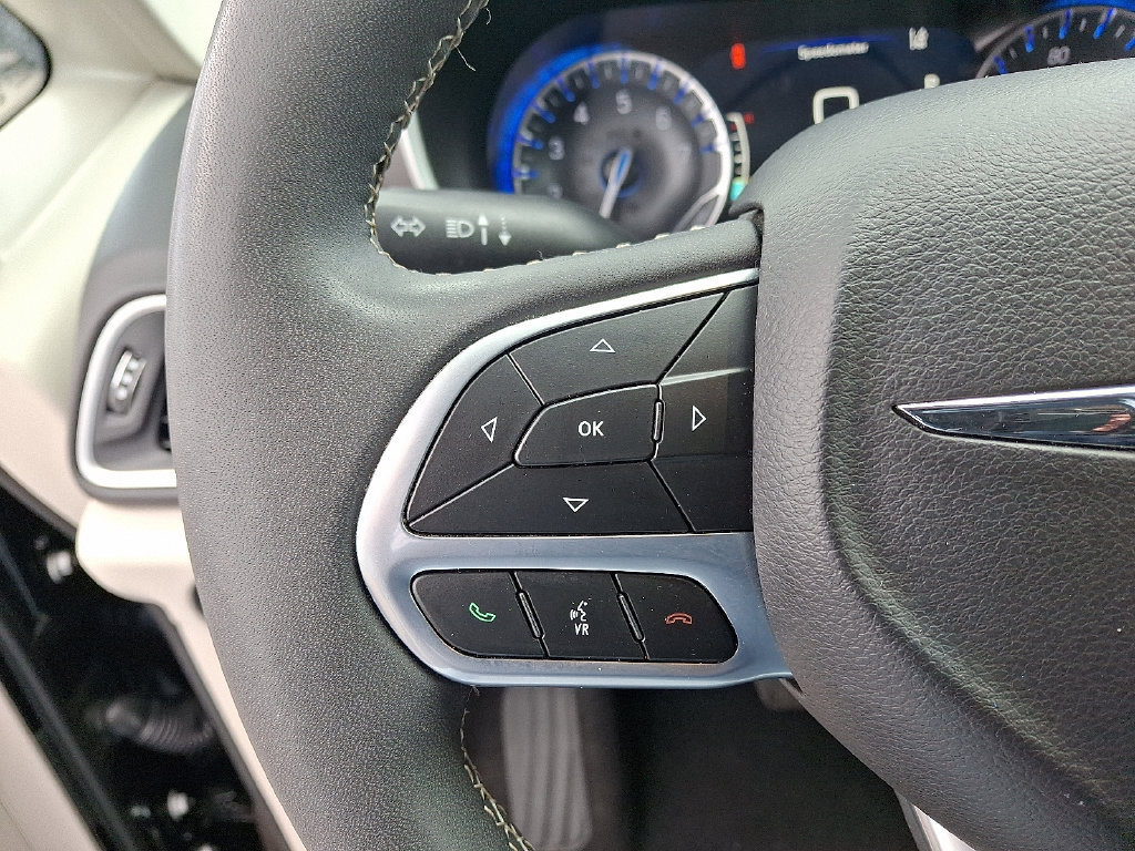 Used 2024 Chrysler Pacifica Touring-L FWD image 22