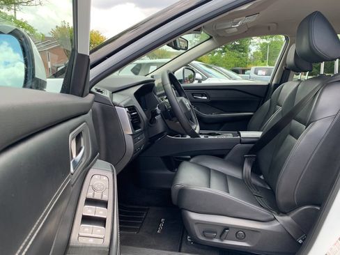 Used 2025 Nissan Rogue SL FWD image 24
