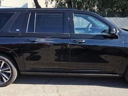 Certified 2025 Cadillac Escalade ESV Sport w/ Touring Package image 6