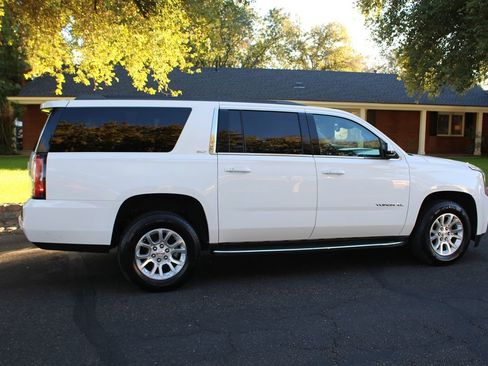 Used 2018 GMC Yukon XL SLT image 3