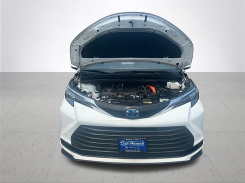 Used 2024 Toyota Sienna LE AWD/4WD image 4