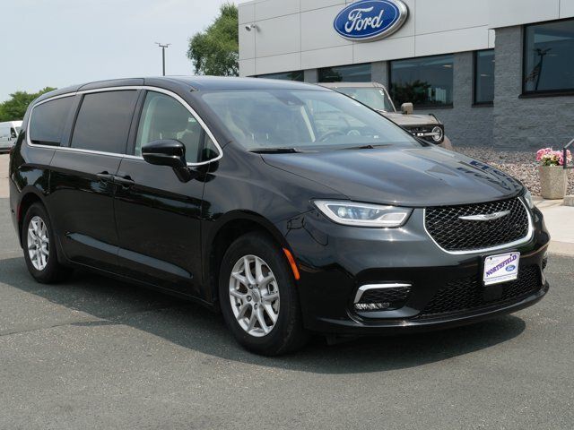 Used 2024 Chrysler Pacifica Touring-L FWD image 2