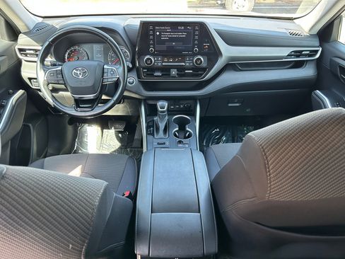 Used 2021 Toyota Highlander LE AWD/4WD image 23