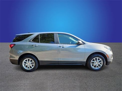 Used 2024 Chevrolet Equinox LS w/ LS Convenience Package image 5