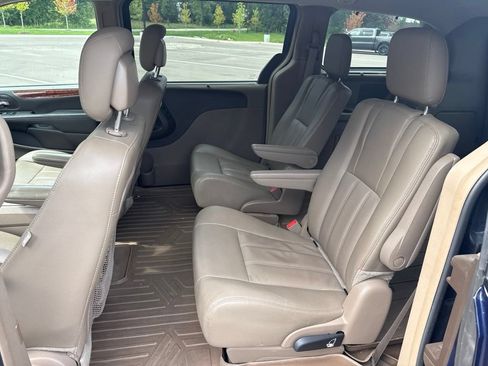 Used 2016 Chrysler Town & Country Touring-L FWD image 5