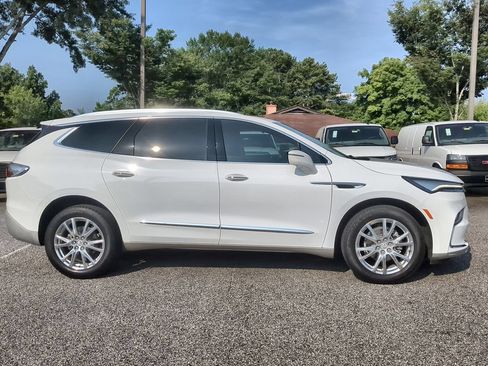 Used 2024 Buick Enclave Essence w/ Experience Buick Package FWD image 9