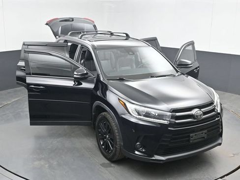 Used 2019 Toyota Highlander SE w/ Nightshade Edition FWD image 53