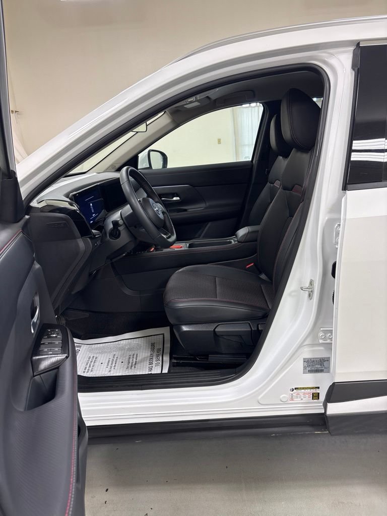 Used 2025 Nissan Kicks SR FWD image 9