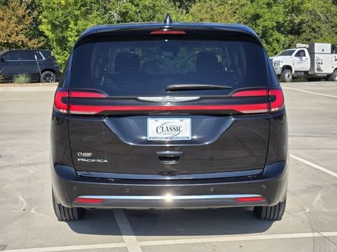 Used 2024 Chrysler Pacifica Touring-L FWD image 7