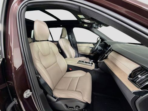 Certified 2025 Volvo XC90 T8 Ultra w/ Protection Package Premier AWD/4WD image 32