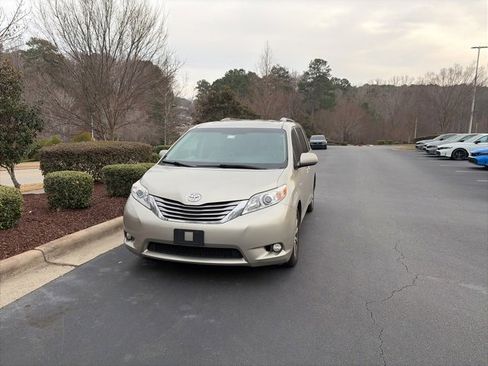 Used 2017 Toyota Sienna XLE w/ XLE Navigation Package image 10