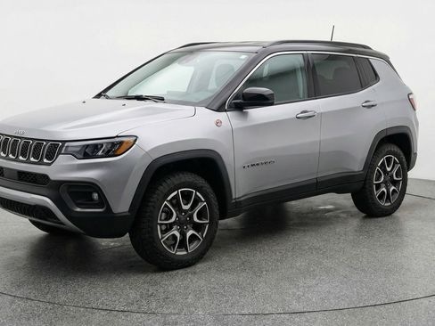 Used 2025 Jeep Compass Trailhawk image 3
