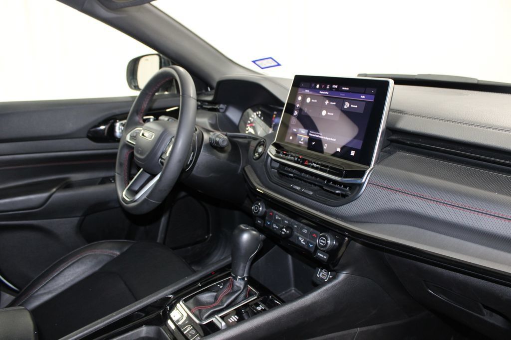Used 2025 Jeep Compass Trailhawk AWD/4WD image 35