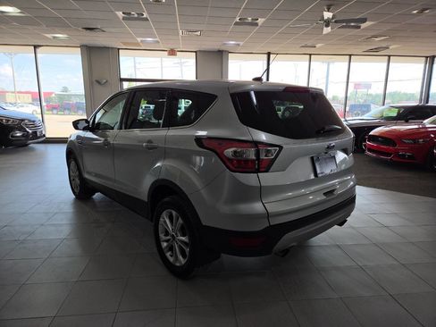 Used 2017 Ford Escape SE w/ SE Cold Weather Package FWD image 5