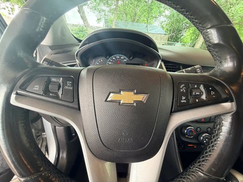 Used 2018 Chevrolet Trax LT w/ LT Convenience Package FWD image 11