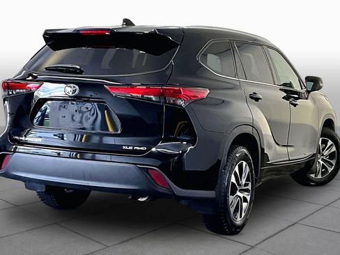 Used 2022 Toyota Highlander XLE AWD/4WD image 13