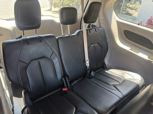 Used 2022 Chrysler Pacifica Touring-L FWD image 14