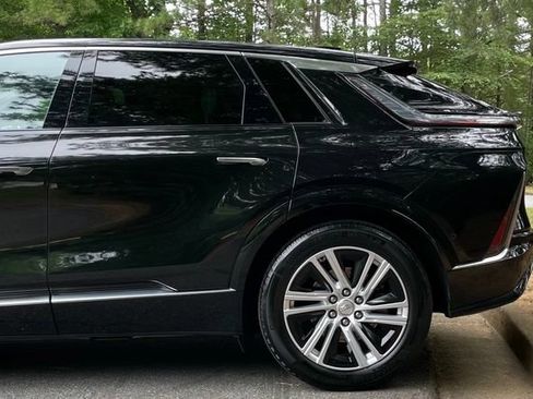 Used 2024 Cadillac Lyriq Luxury AWD/4WD image 5