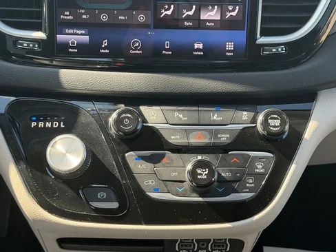 Used 2023 Chrysler Pacifica Touring-L image 22