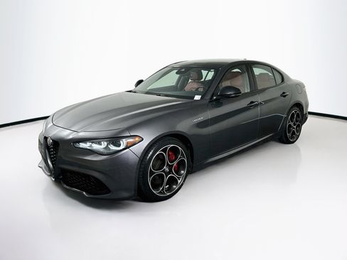 Used 2024 Alfa Romeo Giulia Veloce AWD/4WD image 3